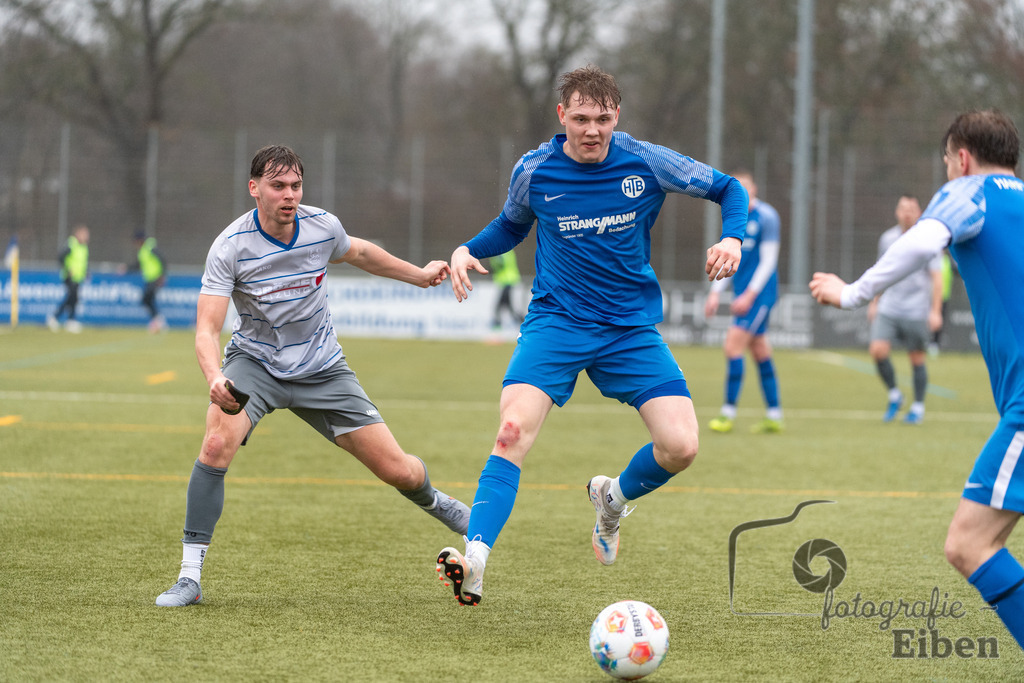 FC Rastede-Harpstedter TB | FC Rastede (grau)-Harpstedter TB (blau) am 22.02.2026 in Rastede (Sportanlage Köttersweg), Photo: Philip Eiben 2026 - Realisiert mit Pictrs.com