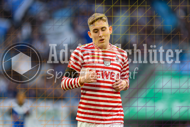 1. FC Köln vs Hamburger SV - 1. Bundesliga  | Köln, Deutschland, 02.11.25:   Isak Johannesson (1. FC Köln) schaut  waehrend des Spiels der Bundesliga zwischen  1. FC Köln vs Hamburger SV in der RheinEnergieStadion(Foto von Brauer-Fotoagentur / Adrian Schlueter)