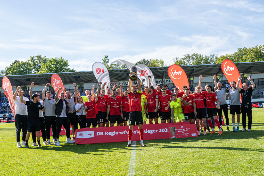 Stuttgarter Kickers vs. SG Sonnenhof Großaspach, Fussball, WFV-Pokal, Finale, 23.05.2026 | Volkan Celiktas (SG Sonnenhof Großaspach, #05) und seine Mannschaft jubeln nach Pokaluebergabe,Stuttgarter Kickers vs. SG Sonnenhof Großaspach, Fussball, WFV-Pokal, Finale, 23.05.2026