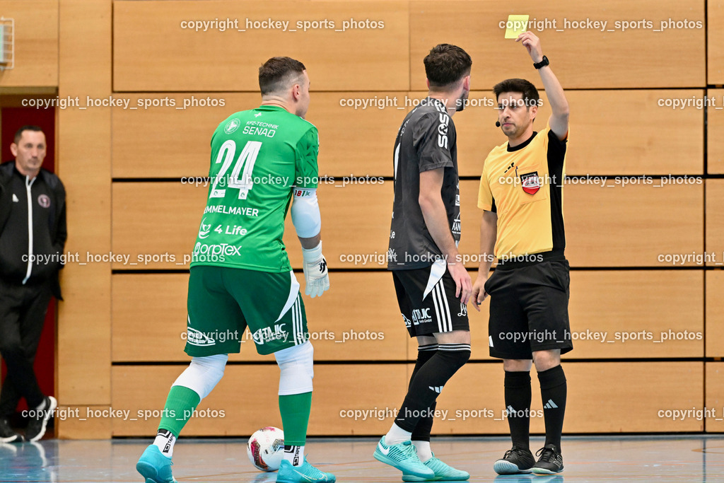 Carinthia Flamengo Futsal Club vs. FC Ljuti Krajisnici | #24 Dominik Hemmelmayer FC Ljuti Krajisnici, #6 Muhamed Ramic FC Ljuti Krajisnici, Bünyamin Kilicdagi Referee, Gelbe Karte, Carinthia Flamengo Futsal Club vs. FC Ljuti Krajisnici, Carinthia Flamengo Fusal Club vs. FC Ljuti Krajisnici am 12.10.2025 in Klagenfurt (Ballspielhalle Viktring), Austria, (Photo by Bernd Stefan)