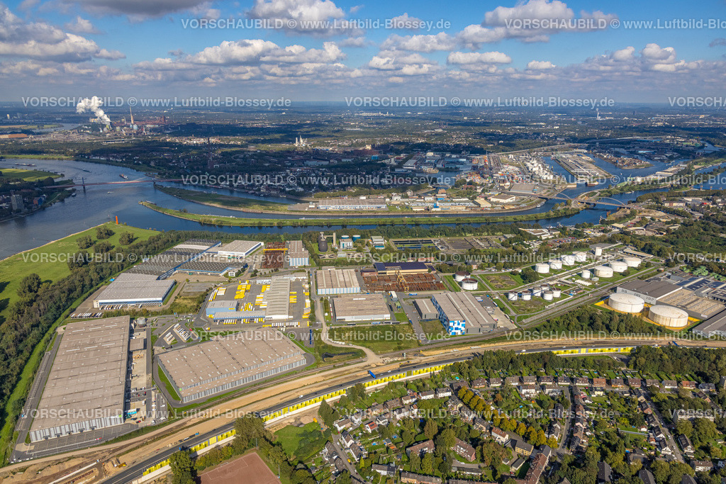Duisburg241004312 | Luftbild, Duisburger Hafen, Autobahn A40 mit Baustelle und Gewerbegebiet Am Blumenkampshof, Fernsicht und blauer Himmel mit Wolken, Ruhrort, Duisburg, Ruhrgebiet, Nordrhein-Westfalen, Deutschland