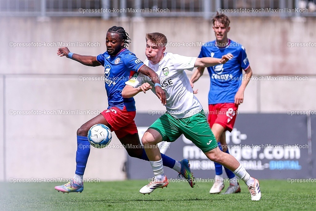 WSV02052601020 | 02.05.2026, Fußball, RL West, Wuppertaler SV - FC Gütersloh, Regionalliga Herren, 32. Spieltag, Stadion am Zoo in Wuppertal, Saison 2025 2026: Jeff-Denis Fehr&nbsp;(Wuppertaler SV #19) im Zweikampf gegen  Erik Lanfer&nbsp;(FC Gütersloh #28)  DFB regulations prohibit any use of photographs as image sequences and or quasi-video.