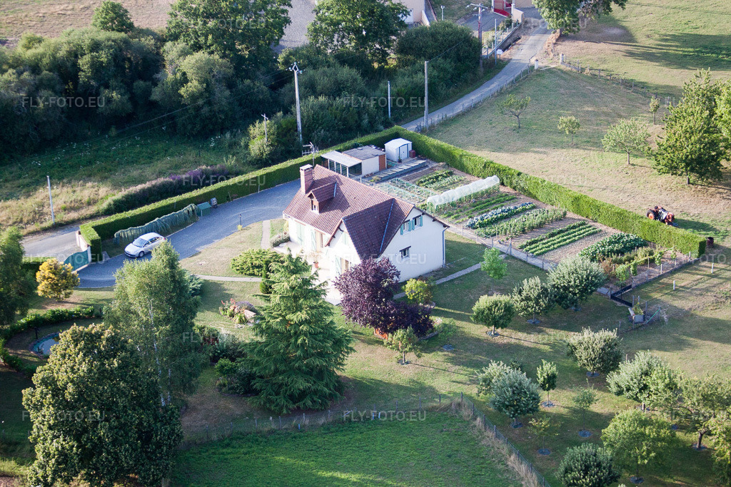 Vue aérienne: Vue de la ville à Semur-en-Vallon dans le département Sarthe, France. Photo: IMG_19911.jpg prise le 28/07/2009 par Werner Riehm/FLY-FOTO.euRésolution de l'original: 4752 x 3168 px