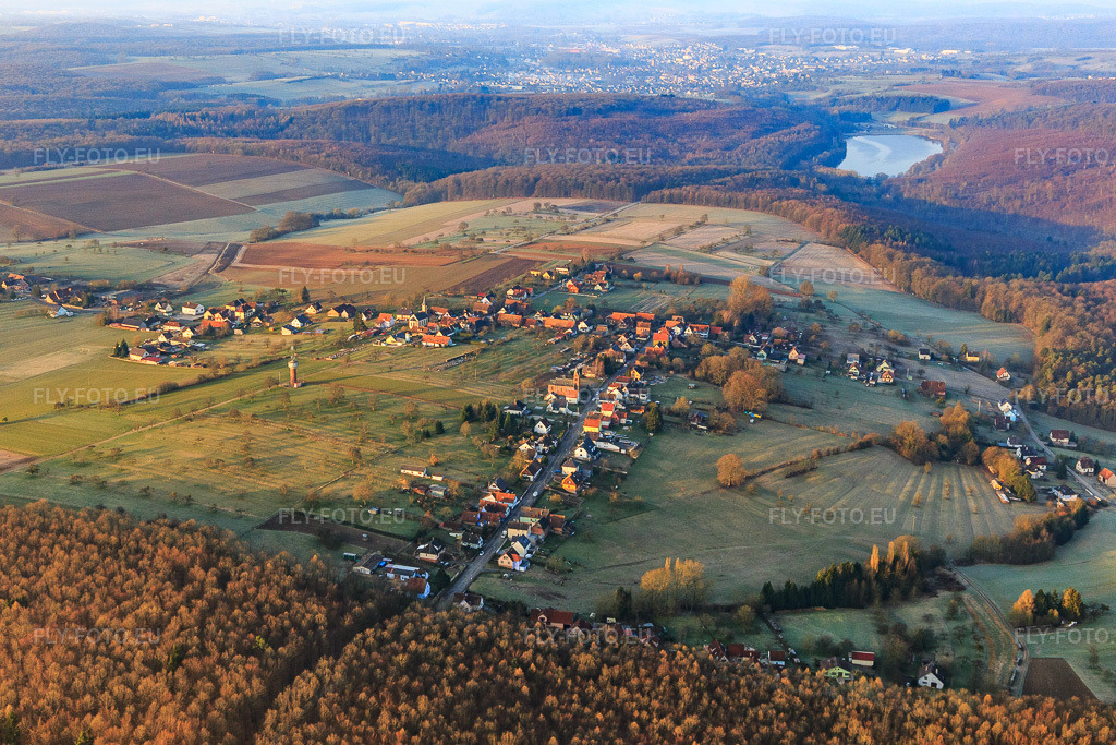 Vue aérienne: Vue de la ville depuis le nord-est à Langensoultzbach dans le département Bas Rhin, France – .Photo: IMG_105257.jpg prise le 25/03/2018 par Werner Riehm/FLY-FOTO.eu – Résolution de l'original: 5472 x 3648 px