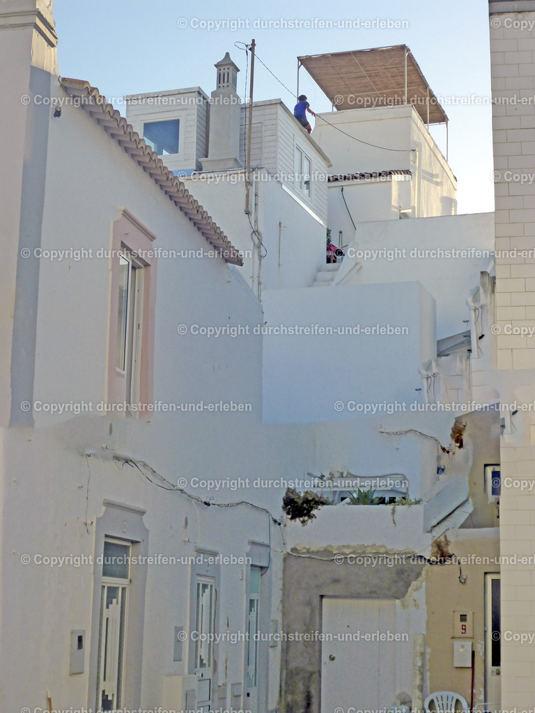 Hohes Haus mit Turm im kubistischen Stil in der Altstadt von Olhão, Algarve | Hohes Haus mit Turm im kubistischen Stil in der Altstadt von Olhão. In der Altstadt findet man viele dieser ehemaligen Fischerhäuser. - Realisiert mit Pictrs.com