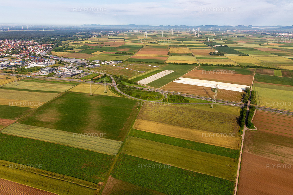 Luftbild: Erschliessung der Nord-Erweiterung des Gewerbegebiet Im Speyerer Tal von Osten in Rülzheim im Bundesland Rheinland-Pfalz in Deutschland. – Foto: IMG_141778.jpg vom 18.06.2024 durch Werner Riehm/FLY-FOTO.de – Auflösung des Originals: 5329 x 3553 px