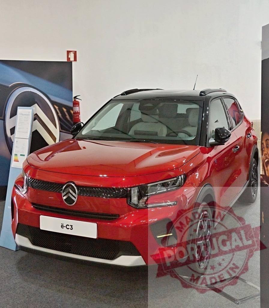 Citroën e-C3 electric car presented in a showroom | Red Citroën e-C3 electric vehicle parked in a modern car dealership showroom - Realisiert mit Pictrs.com
