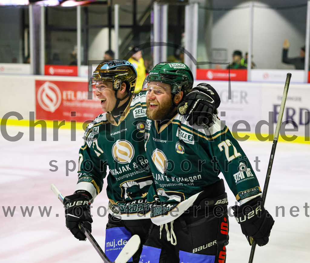 2025-12-28_137_TSV_Erding_gegen_onesto_Tigers_Bayreuth | Erding, Deutschland, 28.12.2025:Eishockey, Oberliga Süd 2025 / 2026, 31. Spieltag, TSV Erding gegen onesto Tigers Bayreuth, Endergebnis: 6:5 n.V.Thomas Matheson (Erding Gladiators, #37), Grady Hobbs (Erding Gladiators, #22)Foto: Christian Riedel / fotografie-riedel.net