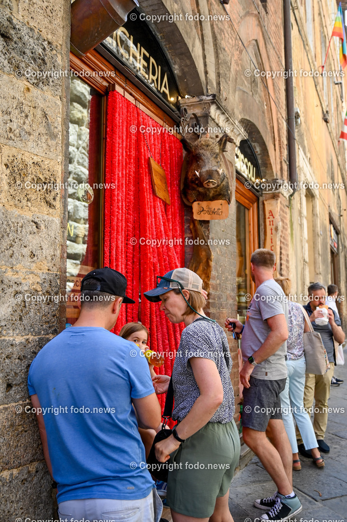 Italien_ Toscana_ Siena_ 27.05.2024-150 | 27.05.2024, Italien, ITA, Toskana, Siena im Bild Stadtansichten, Gebäude, Architektur, Touristen, Historisch, Souvenier, Piazza Del Campo, Dom von Siena


Siena ist Hauptstadt der Provinz Siena und gilt als eine der schönsten Städte der Toskana und Italiens. Die historische Altstadt gehört seit 1995 zum UNESCO-Welterbe. 

