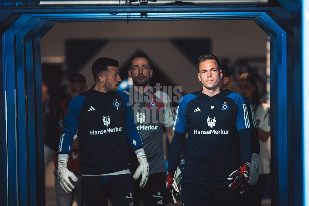 Fußball | Männer | Saison 2023/2024 | 2. Fußball-Bundesliga | 32. Spieltag | Hamburger SV vs. FC St. Pauli  | 03.05.2024 | v.l. Daniel Heuer Fernandes (#1, HSV) und Matheo Raab (#19, HSV) beim Einlauf ins Stadion