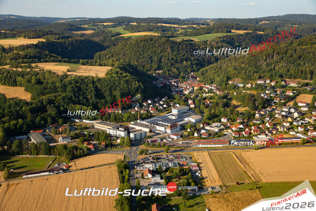 Das Luftbild zeigt :  Wirsberg - Die Luftaufnahme wurde 2023 vom UL-Flugzeug aus erstellt ( keine Drohne ) - Hochauflösende Luftaufnahme - Für grossformatige Ausdrucke geeignet. Die Geschenkidee !Mit Lizenz und Bildrechte bestellbar