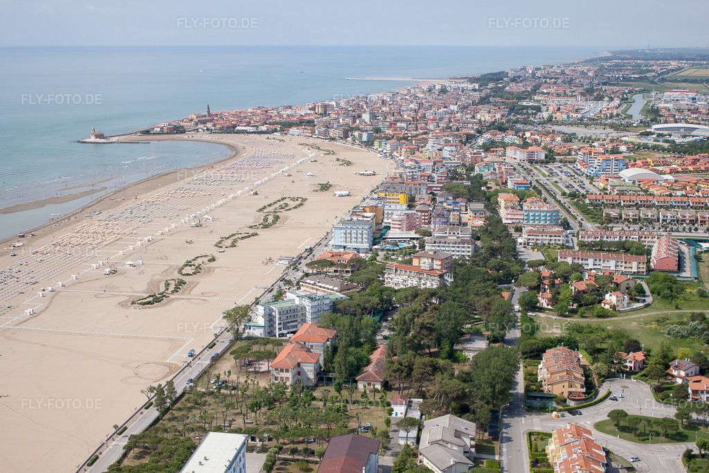 Luftbild: Sandstrand- Landschaft an der Caorle in Veneto in Caorle im Bundesland Metropolitanstadt Venedig in Italien. Foto: IMG_50271.jpg vom 07.06.2012 durch Werner Riehm/FLY-FOTO.de
