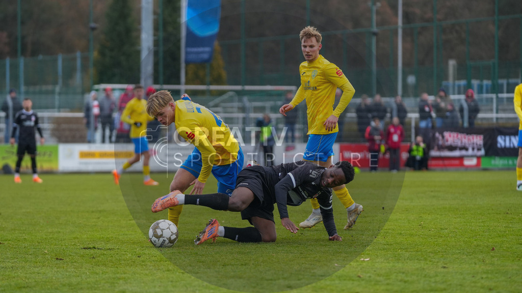Fußball, Herren, Saison 2025/2026, Regionalliga Nordost, 18. Spieltag, FSV 63 Luckenwalde vs. FC Rot-Weiß Erfurt, Samstag 06.12.2025, Werner-Seelenbinder-Stadion Luckenwalde, | Fußball, Herren, Saison 2025/2026, Regionalliga Nordost, 18. Spieltag, FSV 63 Luckenwalde vs. FC Rot-Weiß Erfurt, Samstag 06.12.2025, Werner-Seelenbinder-Stadion Luckenwalde, Im Bild: v.l. Jonas Kühn (Luckenwalde), Benjika Caciel (Erfurt) und Fabio Schneider (Luckenwalde) - Realisiert mit Pictrs.com