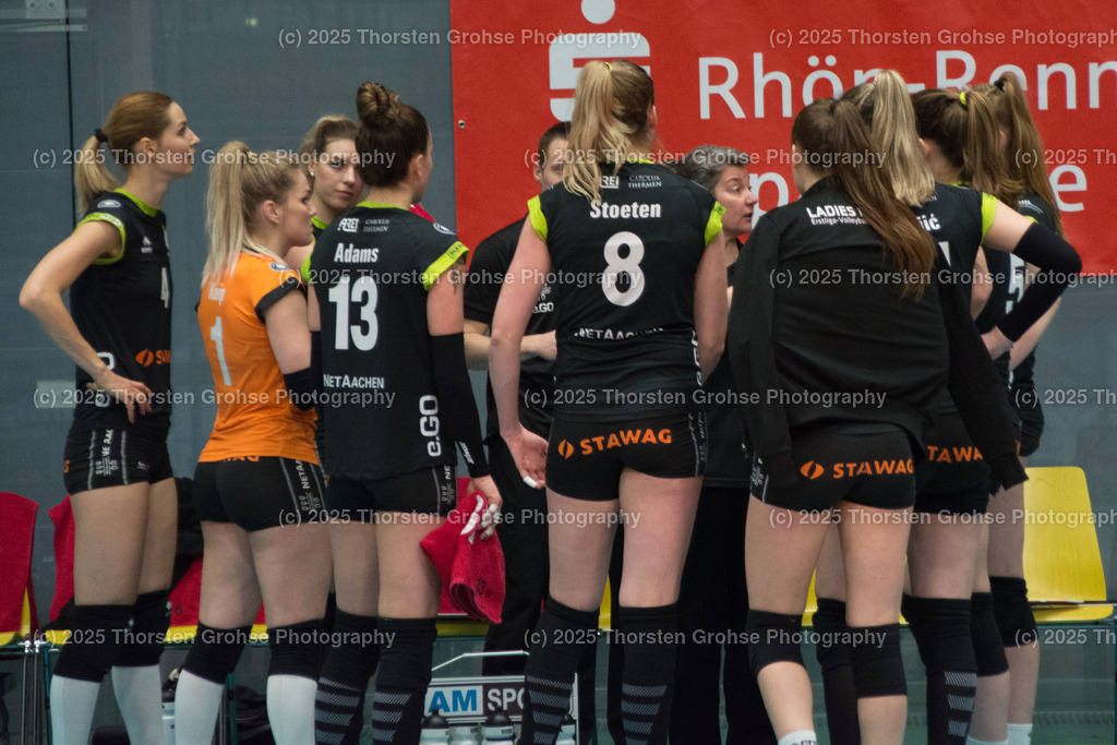 VBL VFB SUHL vs. LADIES IN BLACK AACHEN | Ladys in Black beraten sich; VBL VFB SUHL vs. LADIES IN BLACK AACHEN, Volleyball-Bundesliga Frauen am 03.02.2018 in der Multihalle in Meiningen, (Deutschland) - Realisiert mit Pictrs.com