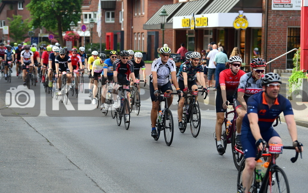 KBS Picture_Cyclassica-Hamburg_200823_004 | Hauptstrasse in Rellingen das Jedermannfeld 100KM ,
Bemer Cyclassics Hamburg Radrennen 2023 , 
Durch Hamburg und Schleswig-Holsten ,
UCI-WorldTour-Rennen Profi-Elite Herren ca.200KM , 
Amateurradfahrer Jedermann Rennen 60KM ,
Amateurradfahrer Jedermann Rennen 100KM , - Realisiert mit Pictrs.com