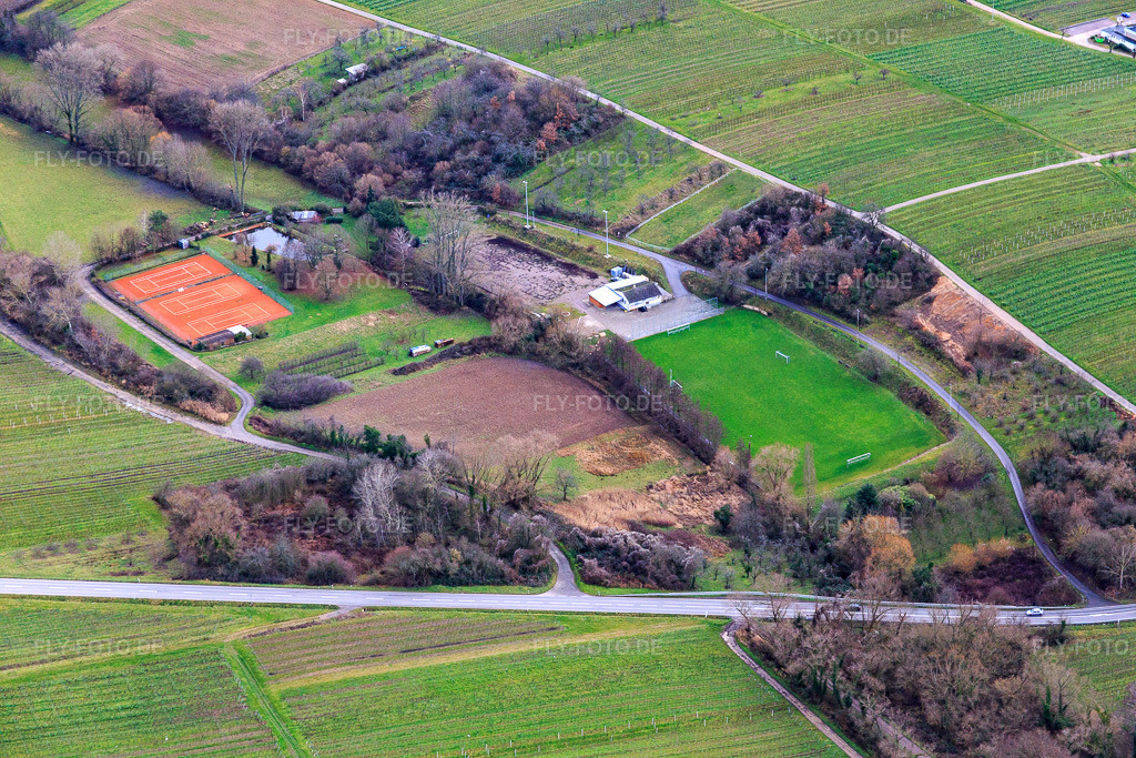 Luftbild: Sportplatz des Tennisklub TCO Oberotterbach und SV Oberotterbach 1950 e.V. in Oberotterbach im Bundesland Rheinland-Pfalz in Deutschland. – Foto: IMG_085760.jpg vom 08.01.2016 durch Werner Riehm/FLY-FOTO.de – Auflösung des Originals: 5472 x 3648 px – m SV Oberotterbach