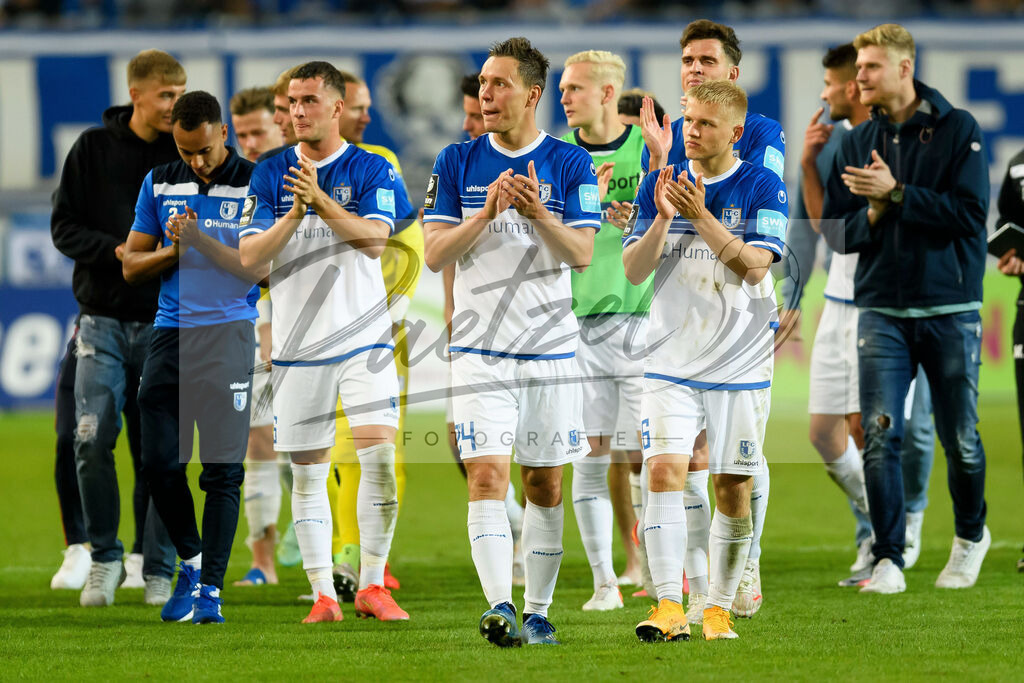 FCMFCK20210904_251 | Fussball, Herren: . Spieler vom 1. FC Magdeburg bedanken sich bei den Fans beim Spiel der 3. Liga zwischen 1. FC Magdeburg und 1. FC Kaiserslautern in der MDCC-Arena am 04.09.2021 in Magdeburg, Deutschland.DFB / DFL REGULATIONS PROHIBIT ANY USE OF PHOTOGRAPHS AS IMAGE SEQUENCES AND/OR QUASI-VIDEO. - Realisiert mit Pictrs.com