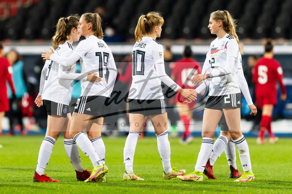 GERTUR20211126_070 | Fussball, Frauen:  Spielerinnen von Deutschland Schlussjubel, jubelt nach dem 8:0 Sieg bei dem Spiel der WM-Qualifikation zwischen Deutschland und Tuerkei im Eintracht-Stadion am 26.11.2021 in Braunschweig, Deutschland. - Realisiert mit Pictrs.com