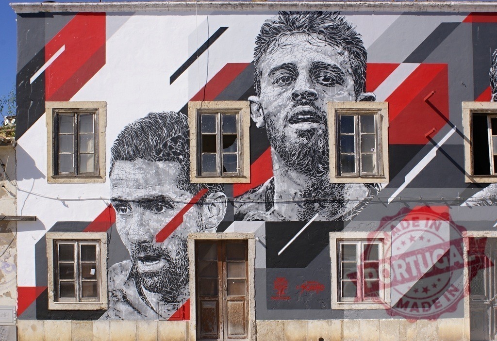 Bernardo Silva and Vhils soccer mural on Lisbon building | Street art mural of soccer players by artist Vhils on a building facade in Lisbon - Realisiert mit Pictrs.com