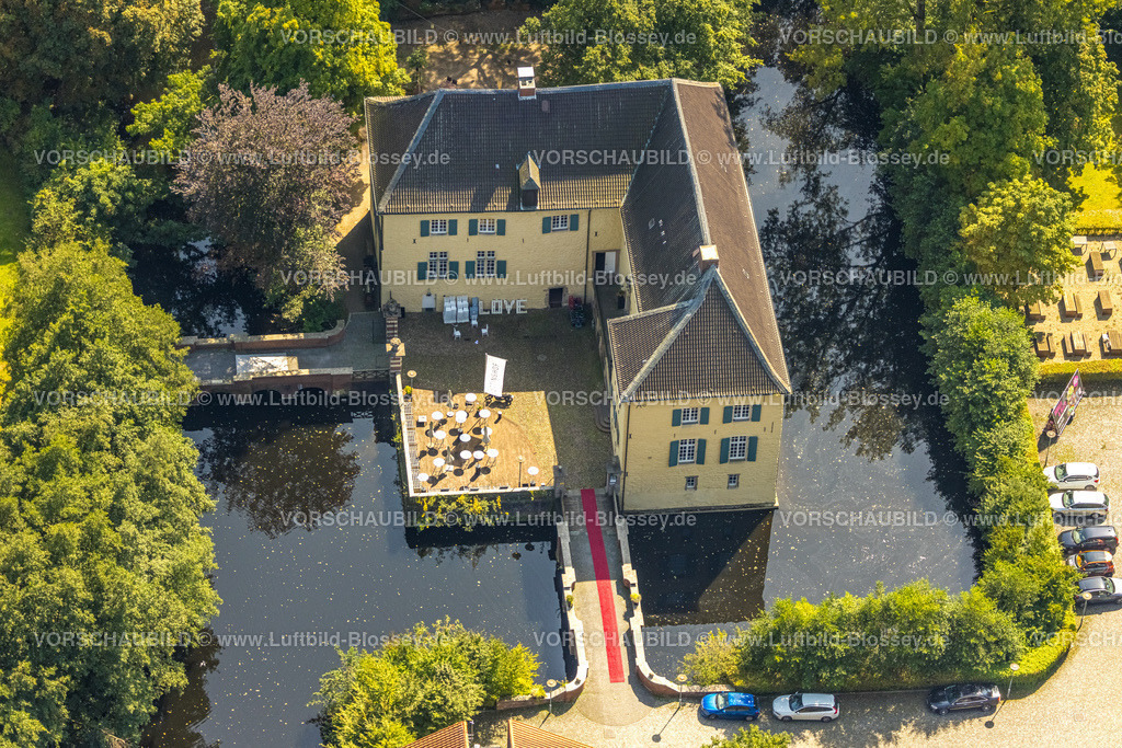 Gelsenkirchen240808138GE-Nord | Luftbild, Wasserburg Lüttinghof mit Gräfte und Wald, Eventlocation, LOVE in Großbuchstaben im Burghof, Hassel, Gelsenkirchen, Ruhrgebiet, Nordrhein-Westfalen, Deutschland