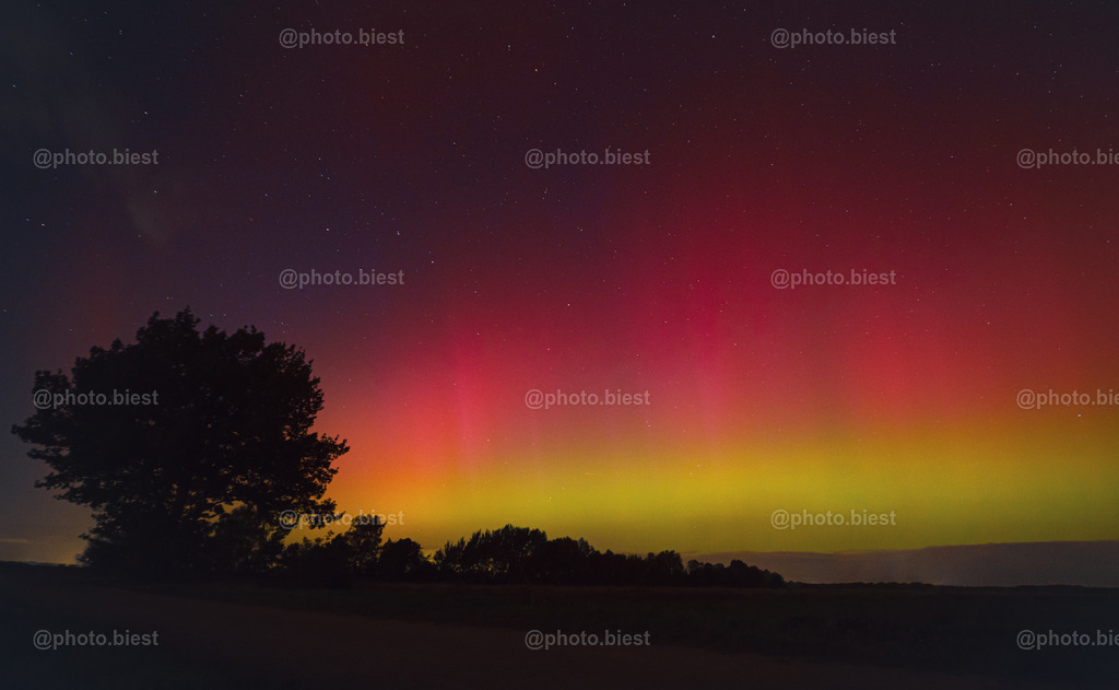 Aurora Maximum | Die Nacht vom 10. Oktober 2024. Ein gewaltiger Sonnensturm hat die Erde getroffen und sehr stark sichtbare Polarlichter in Deutschland (und sogar bis nach Südeuropa) erzeugt. - Realisiert mit Pictrs.com