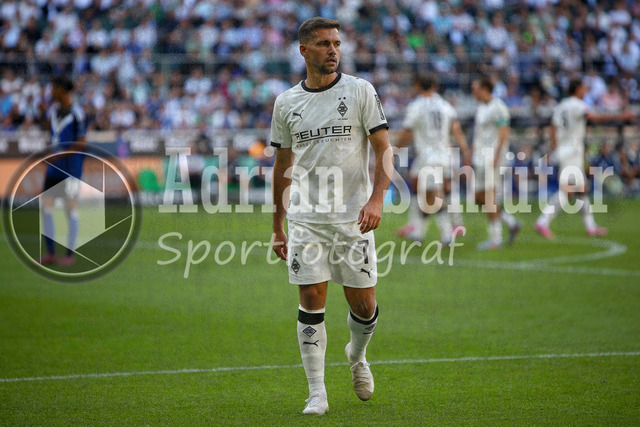 Borussia Mönchengladbach vs Hamburger SV - Bundesliga  | Mönchengladbach, Deutschland, 24.08.25:   Kevin Stöger (Borussia Mönchengladbach) schaut waehrend des Spiels der Bundesliga zwischen Borussia Mönchengladbach vs Hamburger SV im Stadion im Borussia Park(Foto von Brauer-Fotoagentur / Adrian Schlueter)