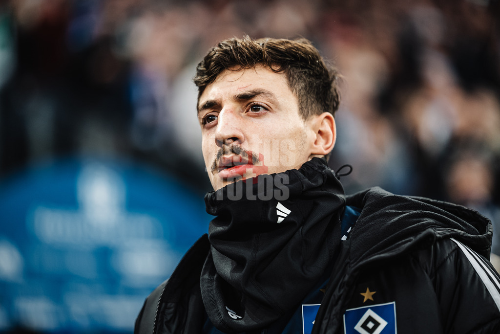 Fußball | Männer | Saison 2025/2026 | 1. Fußball-Bundesliga | 13. Spieltag | Hamburger SV vs. SV Werder Bremen | 07.12.2025 | Giorgi Gocholeishvili (#16, HSV) auf dem Weg zur Bank