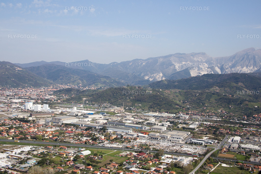Luftbild: Ortsansicht in Avenza im Bundesland Toscana in Italien. Foto: IMG_087183.jpg vom 04.04.2016 durch Werner Riehm/FLY-FOTO.de