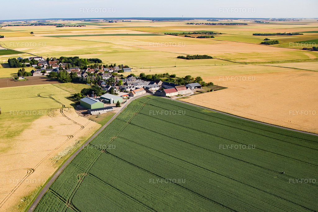 Vue aérienne: Villaugon à Mer dans le département Loir et Cher, France. Photo: IMG_082172.jpg prise le 20/06/2015 par Werner Riehm/FLY-FOTO.euRésolution de l'original: 3810 x 2540 px