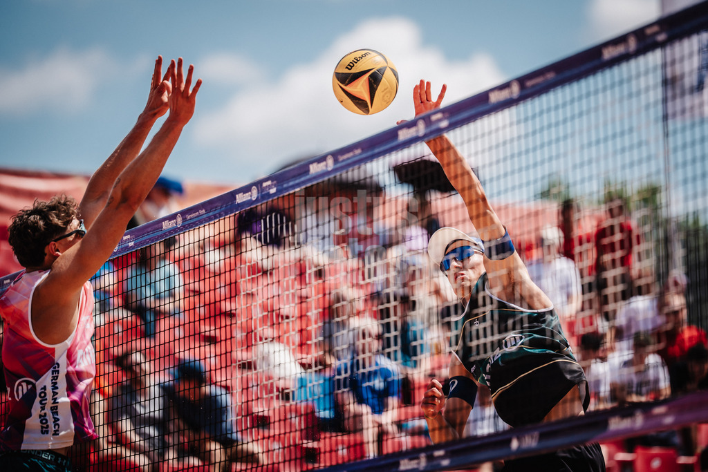 Beachvolleyball | Männer | Allianz German Beach Tour 2025 | Tourstop München | 11.07.2025 | Momme Lorenz beim Angriff