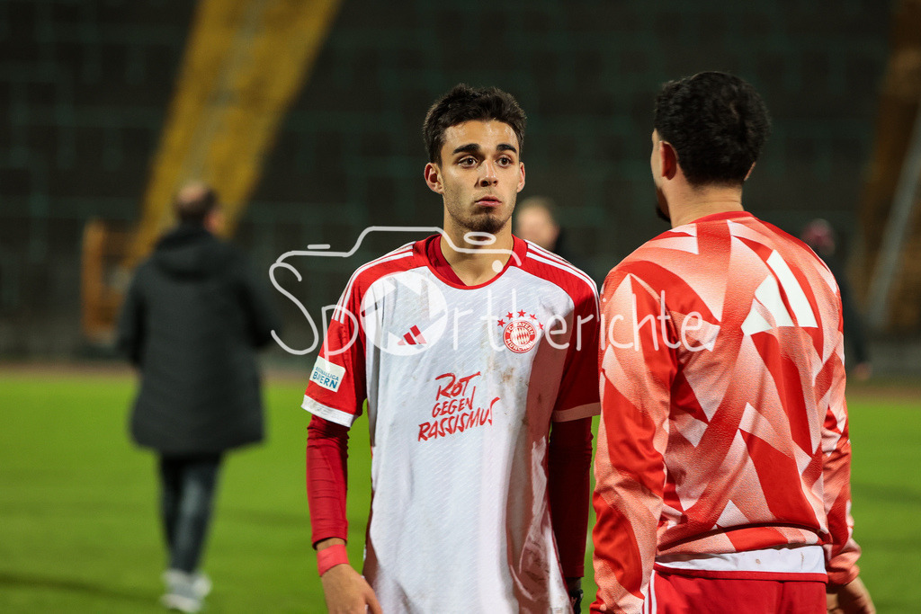 FC Augsburg II - FC Bayern Amateure | Lucas Fernando COPRAD SCHROBENHAUSER (FCB #9) ist sichtlich enttaeuscht nach der Niederlage in Augsburg