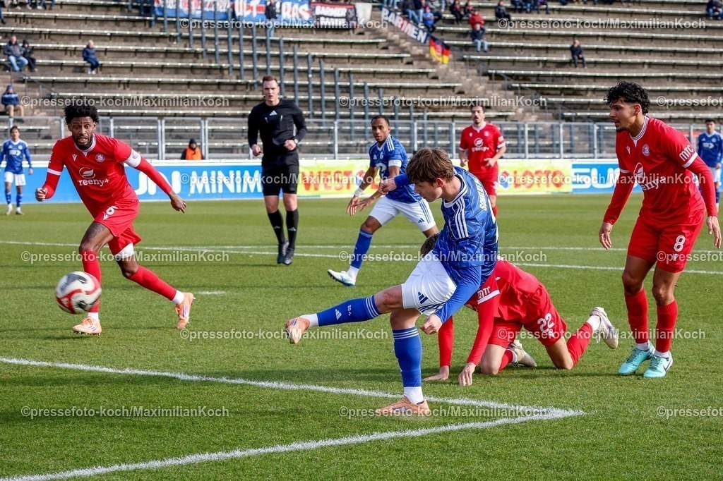 xSSCx15022601029 | 15.02.2026, xsscx, Herren Fussball, FC Schalke 04 U23 - Wuppertaler SV, Regionalliga West, 22. Spieltag, Parkstadion, Saison 2025 2026: Raphael Ott (FC Schalke 04 #21) beim Torschuss DFB regulations prohibit any use of photographs as image sequences and or quasi-video. Photo: xSandraxScherningxPressefotoKochx