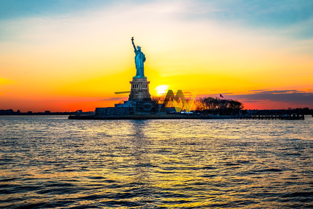 Freiheitsstatue von New York bei tollem Sonnenuntergang|US | Das Bild zeigt die Freiheitsstatue (Statue of Liberty, offiziell Liberty Enlightening the World) in New York bei einem Sonnenuntergang. Allgemeine Informationen zur FreiheitsstatueStandort: Die Statue befindet sich auf Liberty Island im New Yorker Hafen.Symbolik: Sie gilt als DAS Symbol der USA für Freiheit und Demokratie und war ein Geschenk Frankreichs an die Vereinigten Staaten zum 100-jährigen Jubiläum der Amerikanischen Revolution im Jahr 1886.Offizieller Name: Der vollständige offizielle Name lautet „Die Freiheit erleuchtet die Welt“ (Liberty Enlightening the World).Fackel: Die heutige Fackel besteht aus Kupfer und ist mit 24-karätigem Gold überzogen. Tagsüber reflektiert sie das Sonnenlicht und nachts wird sie von 16 LED-Scheinwerfern beleuchtet. - Realisiert mit Pictrs.com