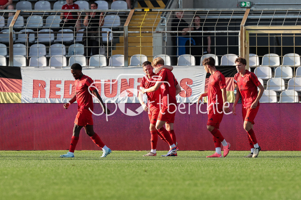 FC Bayern Amateure - SpVgg Ansbach | Jubel nach dem Tor zum 1-0 fuer die Amateure durch Timo Kern (FCB #10) / Freude / Treffer / Torschuetze