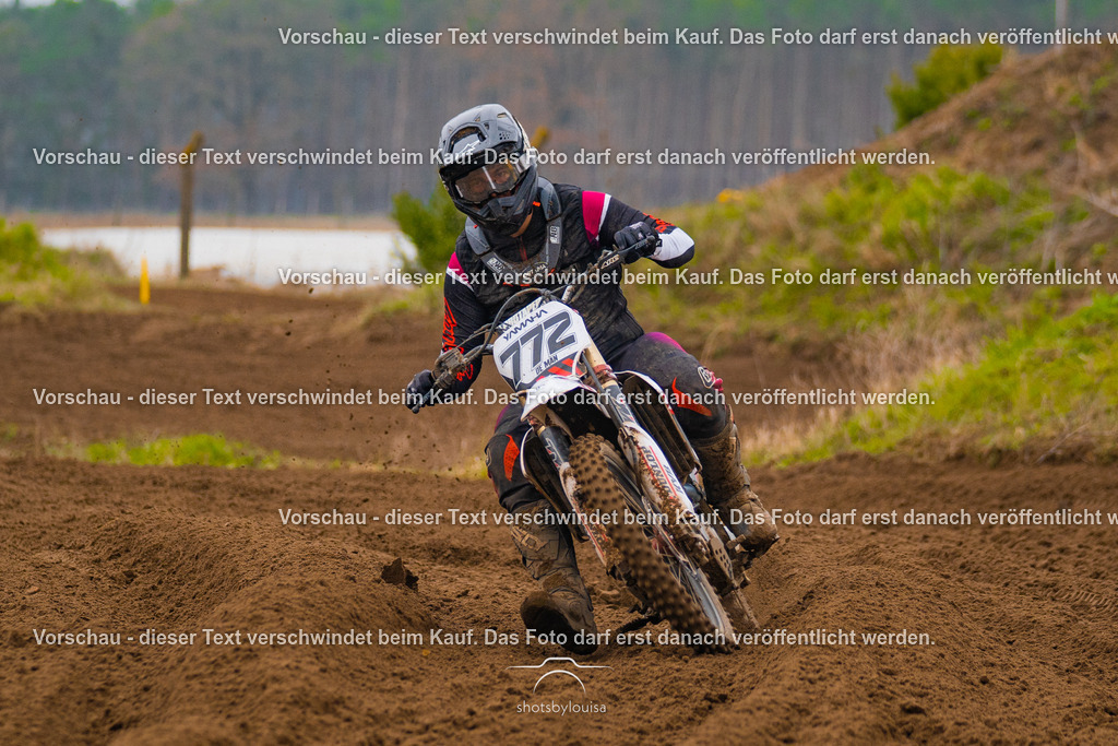 20260412_MCCBensdorf-1964 | Sportfotografin aus Berlin-Brandenburg mit Fokus auf Motocross. Ich halte deine sportliche Leistung und echte Emotionen auf und neben der Strecke professionell fest. Entdecke die Fotos von deinem Rennen und bestelle sie direkt hier im Shop.
