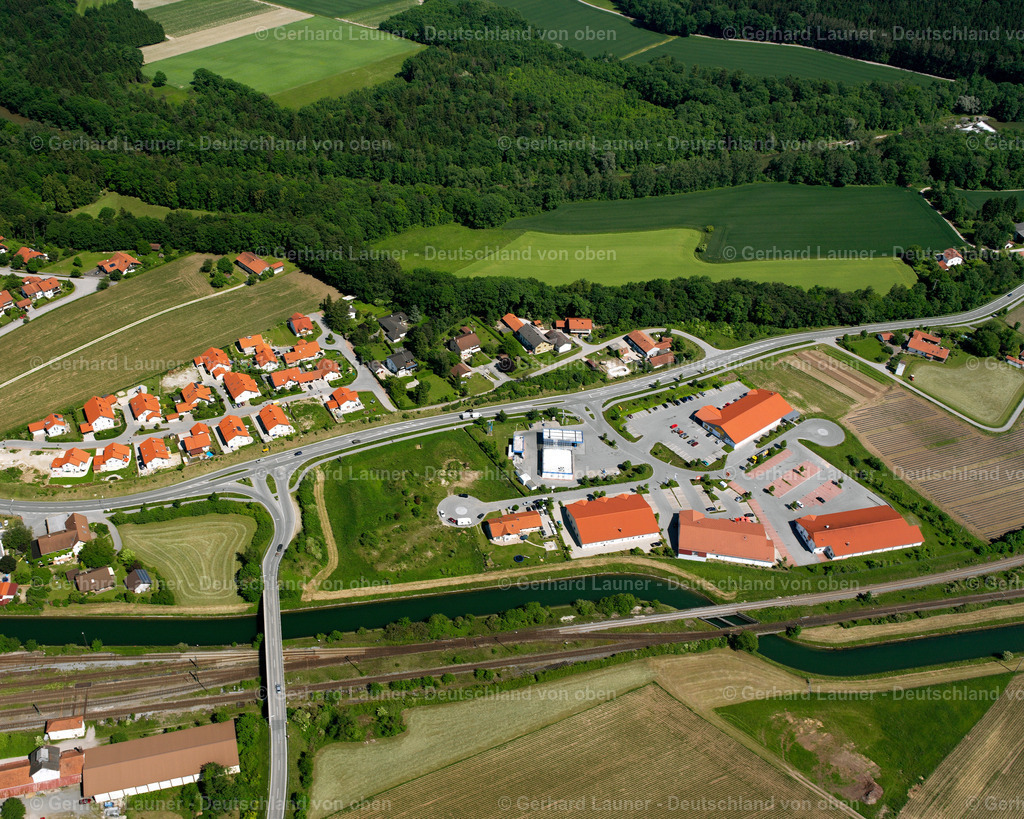 2600863 | OBERGARCHING 09.06.2006 Wald- Gebiete und Forstflächen umsäumen das Siedlungsgebiet des Dorfes in Obergarching im Bundesland Bayern, Deutschland // Village - view on the edge of forested areas in Obergarching in the state Bavaria, Germany Foto: Gerhard Launer