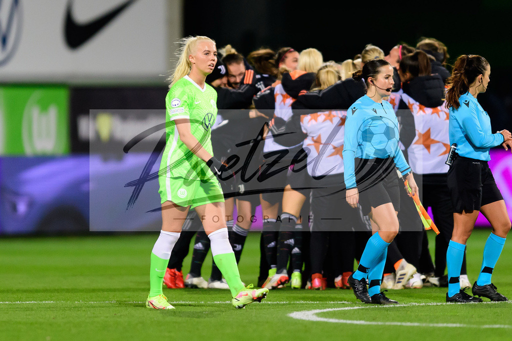 WOBJUV20211118_076 | Fussball, Frauen: Sofie Svava (VfL Wolfsburg) enttaeuscht bei dem Spiel der UEFA Women´s Champions League zwischen VfL Wolfsburg und Juventus Turin im AOK-Stadion am 18.11.2021 in Wolfsburg, Deutschland. - Realisiert mit Pictrs.com