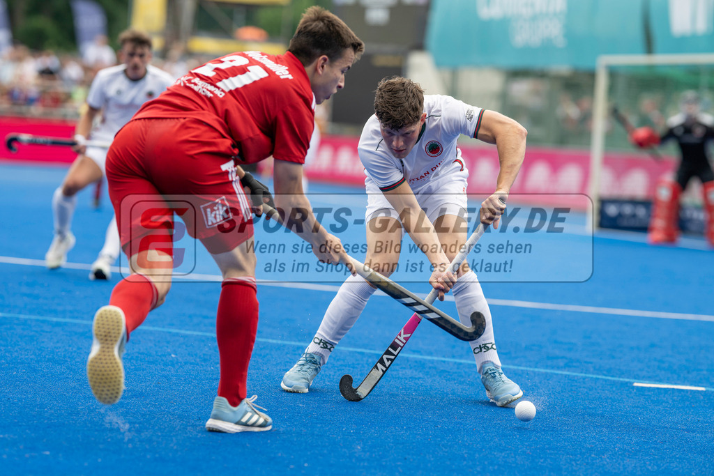 Final4_20250601-1444-Z82_9221 | Krefeld, Deutschland, 01.06.2025:  Feldhockey Final4 2025 – „Deutsche Feldhockey-Meisterschaften 2025“ Crefelder HTC - Rot-Weiss Köln (Finale Herren) im Gerd-Wellen-Hockeyanlage am 01.06.2025 in Krefeld, Deutschland. (Foto von Kramhöller/Fehrmann/Kaste)Krefeld, Germany, 01.06.2025: Feldhockey Final4 2025 – „Deutsche Feldhockey-Meisterschaften 2025“ Harvestehuder HTC - Düsseldorfer HC (Finale Damen) in Gerd-Wellen-Hockeyanlage at 01.06.2025 in Krefeld, Deutschland. (Foto from Kramhöller/Fehrmann/Kaste)