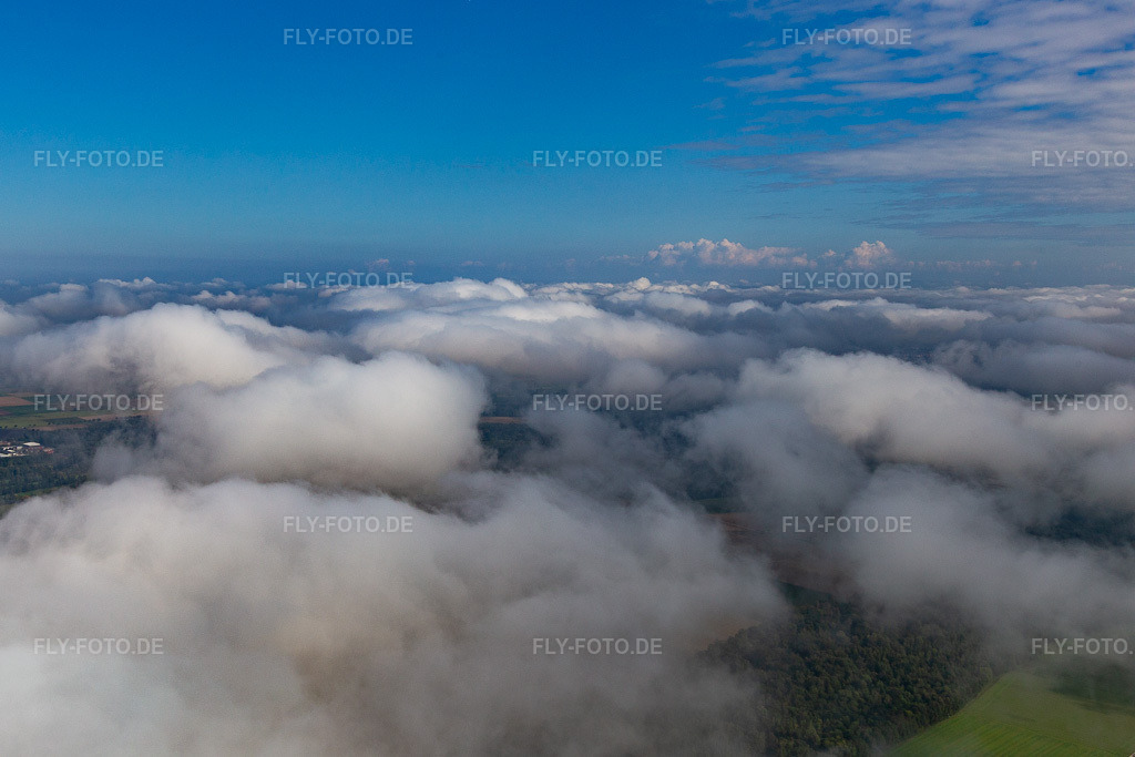 Luftbild: Wolken überm Bienwald im Ortsteil Minderslachen in Kandel im Bundesland Rheinland-Pfalz in Deutschland. Foto: IMG_135065.jpg vom 30.09.2022 durch Werner Riehm/FLY-FOTO.de