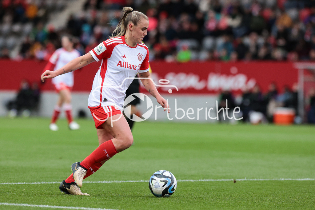 FC Bayern München Frauen - SV Werder Bremen Frauen | am Ball Gerogia STANWAY (FCB #31) / Freisteller / Einzelfoto