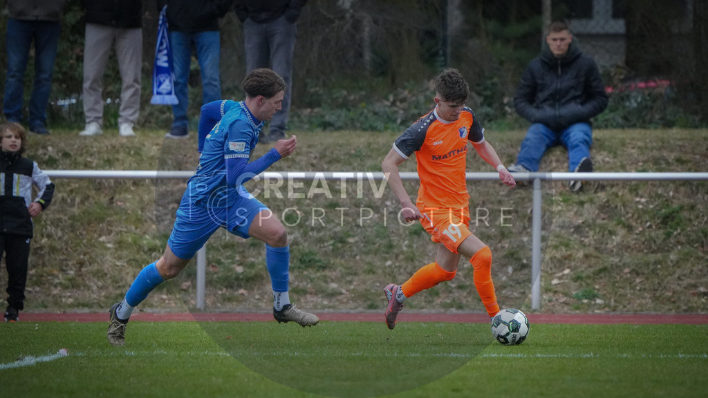 Fußball, Herren, Saison 2025/2026, Landespokal Brandenburg, Halbfinale, RSV Eintracht 1949 vs. VfB 1921 Krieschow, Samstag 28.03.2026, Sportplatz-Heinrich-Zille-Straße | Fußball, Herren, Saison 2025/2026, Landespokal Brandenburg, Halbfinale, RSV Eintracht 1949 vs. VfB 1921 Krieschow, Samstag 28.03.2026, Sportplatz-Heinrich-Zille-Straße, Im Bild: Conor Güllmeister (l. RSV) und Toby Michalski (r. Krieschow) - Realisiert mit Pictrs.com