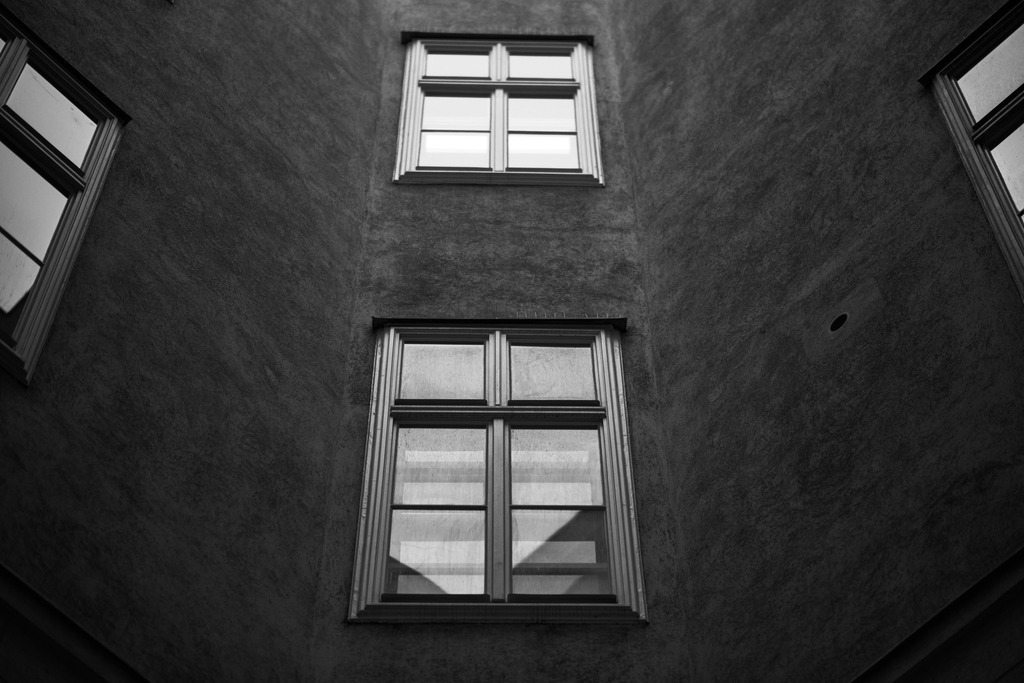 Innenhof mit Blick auf die Fensterfont | Wien, Austria - December 20, 2020: Wiener Wohnen; Innenhof mit Blick auf die Fensterfont. - Realisiert mit Pictrs.com