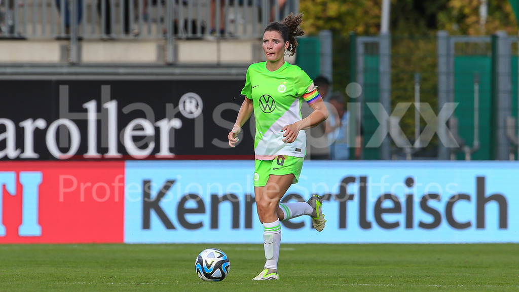 Fussball, Google Pixel Frauen-Bundesliga, VfL Wolfsburg - Bayer 04 Leverkusen | v.li.: Dominique Janssen (VfL Wolfsburg, 6) Freisteller, Einzelbild, Ganzkörper, Aktion, Action, Spielszene, DIE DFB-RICHTLINIEN UNTERSAGEN JEGLICHE NUTZUNG VON FOTOS ALS SEQUENZBILDER UND/ODER VIDEOÄHNLICHE FOTOSTRECKEN. DFB REGULATIONS PROHIBIT ANY USE OF PHOTOGRAPHS AS IMAGE SEQUENCES AND/OR QUASI-VIDEO.