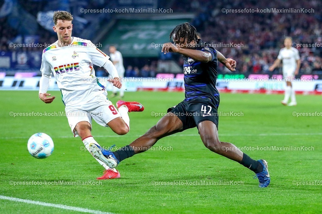 1FC05042502146 | 05.04.2025, Fußball, 1. FC Köln - Hertha BSC, 2.. Fußball Bundesliga, 28. Spieltag, RheinEnergie-STADION, Saison 2024 2025: Luca Waldschmidt (FC Koeln #9) im Zweikampf gegen Deyovaisio Zeefuik (Hertha BSC #42) DFB regulations prohibit any use of photographs as image sequences and or quasi-video.