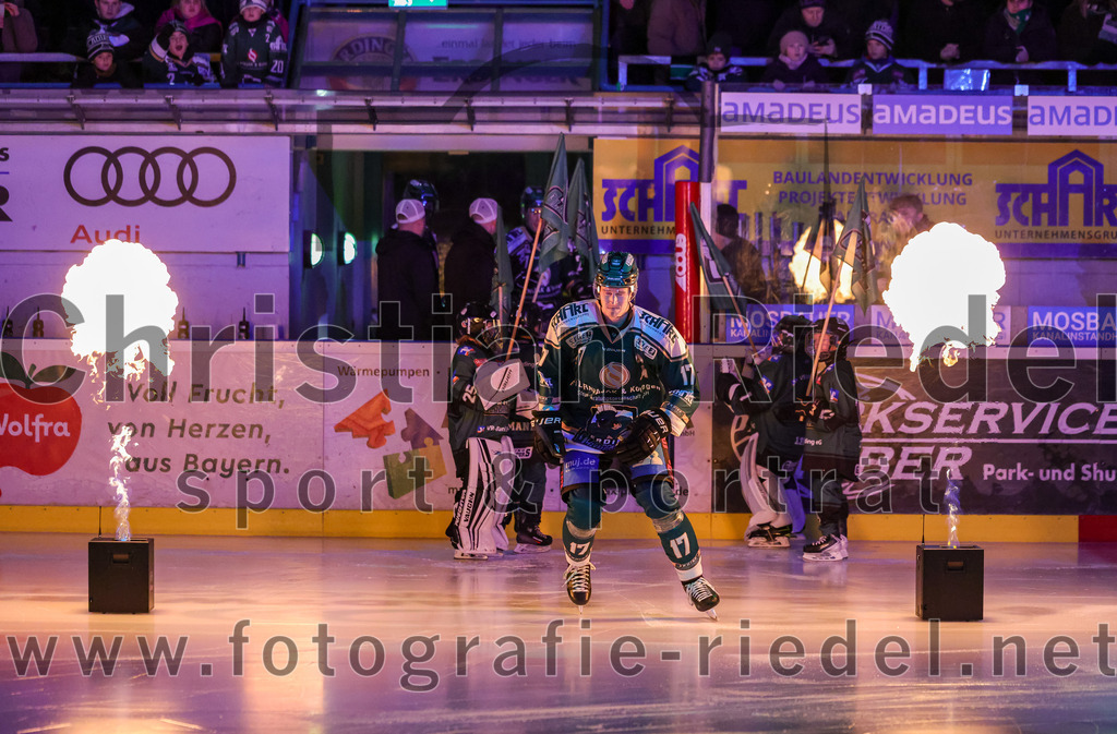 2025-12-28_022_TSV_Erding_gegen_onesto_Tigers_Bayreuth | Erding, Deutschland, 28.12.2025:Eishockey, Oberliga Süd 2025 / 2026, 31. Spieltag, TSV Erding gegen onesto Tigers Bayreuth, Endergebnis: 6:5 n.V.Elia Ostwald (Erding Gladiators, #17)Foto: Christian Riedel / fotografie-riedel.net