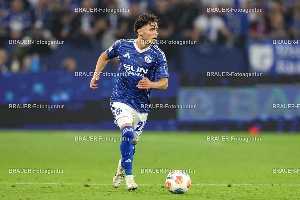 1_S04BER_20250801_1973.JPG -  - FC Schalke 04 - Hertha BSC Berlin - 2. Bundesliga | Gelsenkirchen, Deutschland, 01.08.25: Soufiane El-Faouzi (FC Schalke 04) in Aktion, am Ball, Einzelaktion waehrend des Spiels der 2. Bundesliga zwischen FC Schalke 04 - Hertha BSC Berlin in der Veltins-Arena am 01. August 2025 in Gelsenkirchen, Deutschland. (Foto von Stefan Brauer/Brauer-Fotoagentur)DFB/DFL REGULATIONS PROHIBIT ANY USE OF PHOTOGRAPHS AS IMAGE SEQUENCES AND/OR QUASI-VIDEO.