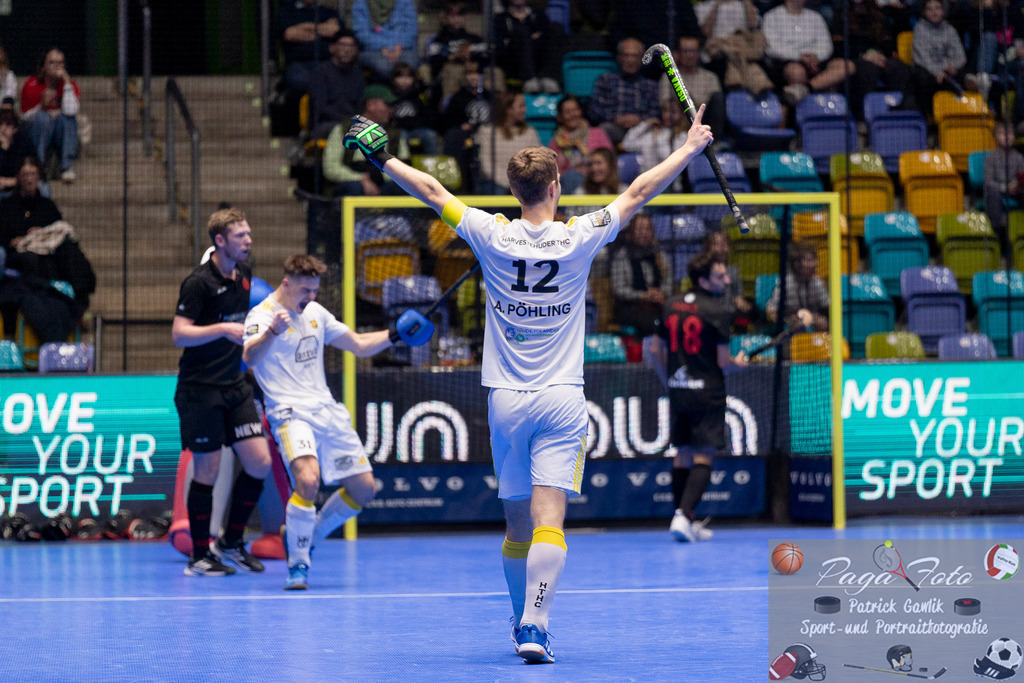 Volvo E.R.B. Final 4 Halbfinale Männer: Harvestehuder HTC - Gladbacher HTC, 25.01.2025 | Anton Pöhling (Harvestehuder THC #12) bejuebelt einen Treffer, den der SPieler im HIntergrund Gracjan Jarzynski (Harvestehuder THC #31) erzielt hat, Harvestehuder HTC - Gladbacher HTC, Frankfurt, Süwag Arena, 25.1.2025 - Realisiert mit Pictrs.com