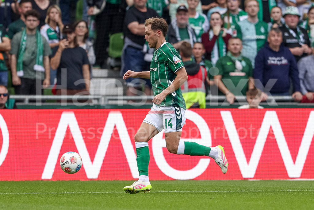 Fussball, Bundesliga, SV Werder Bremen - Bayer 04 Leverkusen | Senne Lynen (SV Werder Bremen, 14) am Ball, Freisteller, Einzelbild, Ganzkörper, Aktion, Action, Spielszene, DIE DFL-RICHTLINIEN UNTERSAGEN JEGLICHE NUTZUNG VON FOTOS ALS SEQUENZBILDER UND/ODER VIDEOÄHNLICHE FOTOSTRECKEN. DFL REGULATIONS PROHIBIT ANY USE OF PHOTOGRAPHS AS IMAGE SEQUENCES AND/OR QUASI-VIDEO.