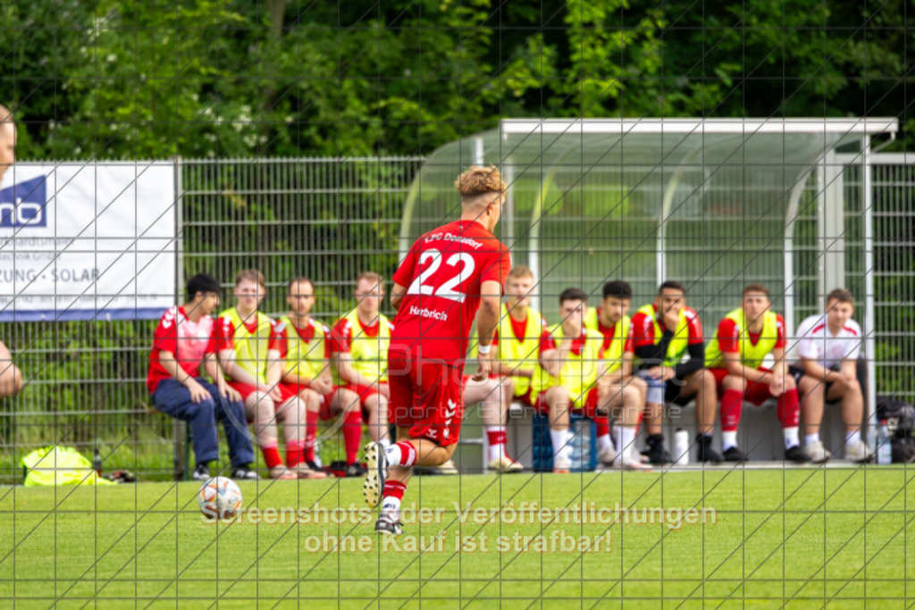 20250616_183115_0172 | #,  TV Eybach (weiß) vs. 1.FC Donzdorf II (rot), Fussball, Entscheidungsspiel 3 in Kreisliga A3 - Bezirk Neckar/Fils, Saison 2024/2025, Rasensportplatz, Staufenecker Str. 41, 73084 Salach, 16.06.2025 - 18:30 Uhr,Foto: PhotoPeet-Sportfotografie/Peter Harich