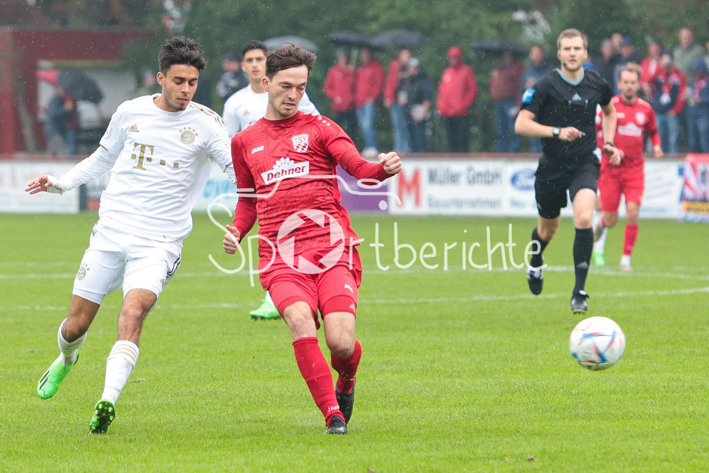 TSV Rain - FC Bayern Amateure | Lucas Copado Schreobenhauser (FCB #9) im Duell mit Lukas GERLSPECK (TSV #29)